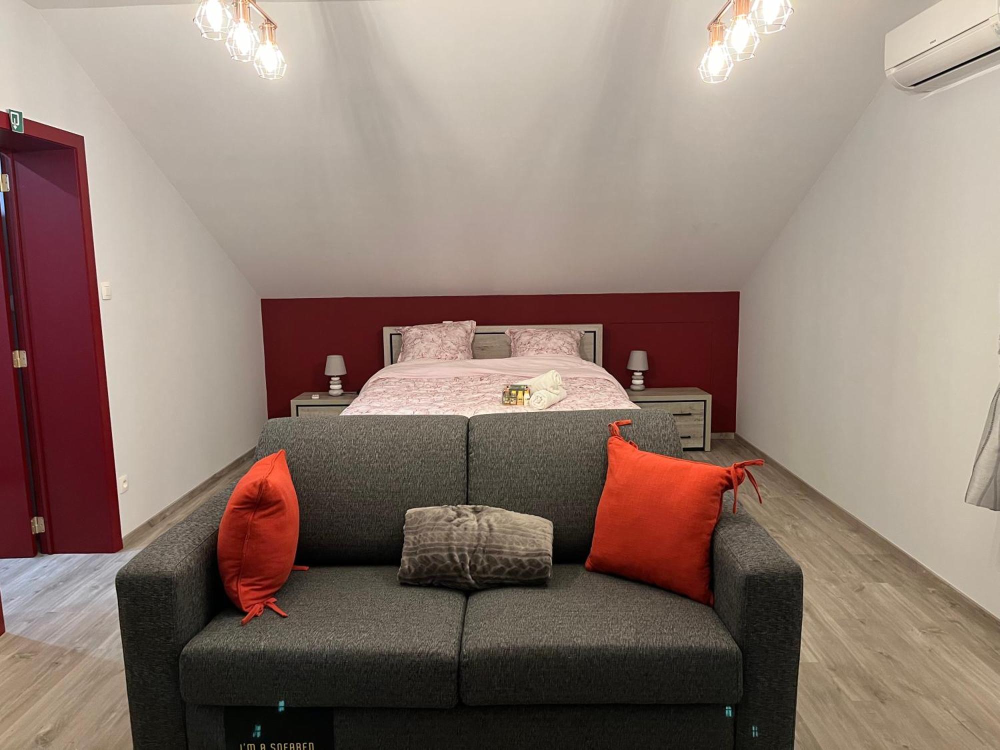Lauralys Hotel Mons Bagian luar foto