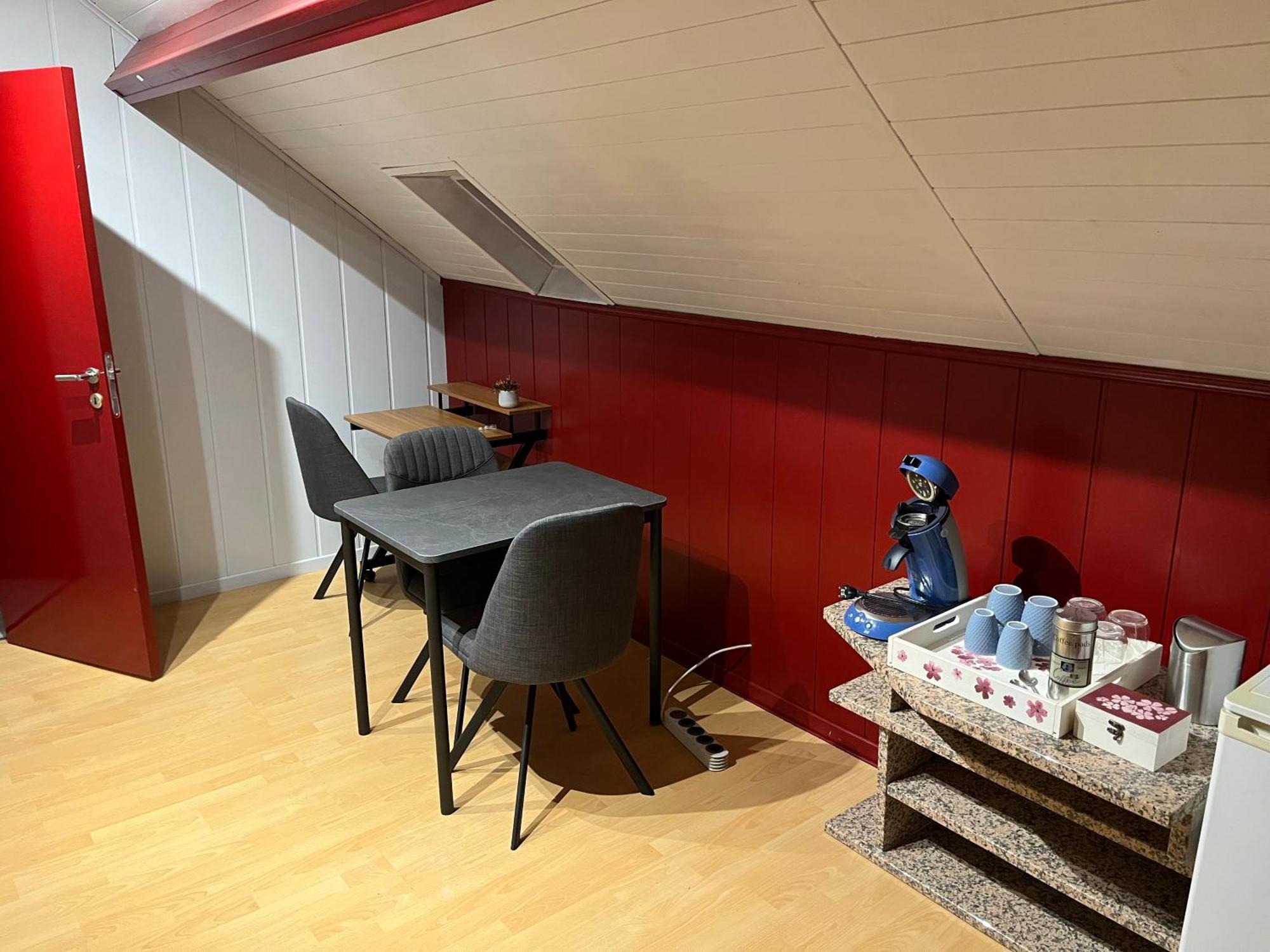 Lauralys Hotel Mons Bagian luar foto